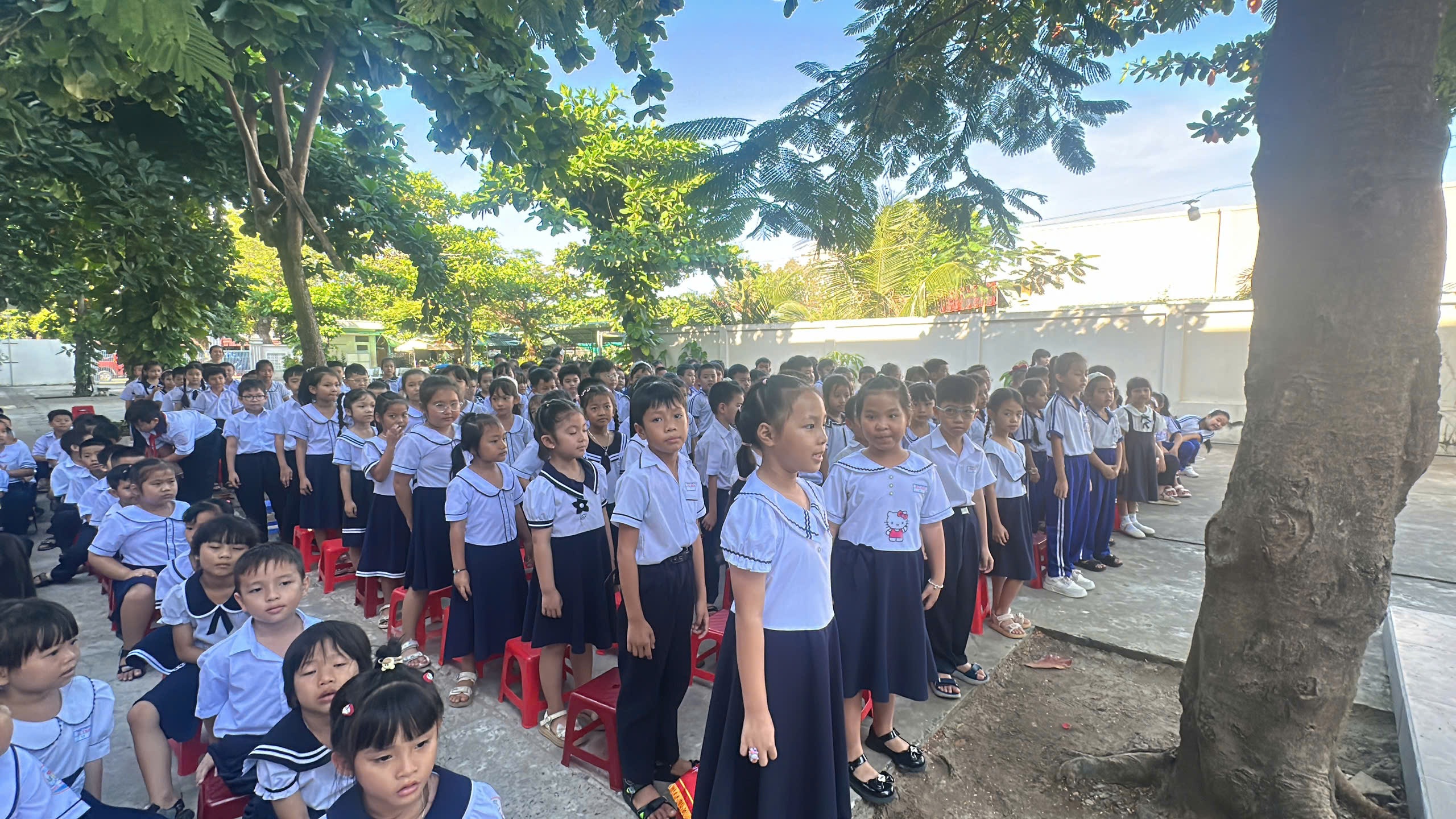 TRƯỜNG TIỂU HỌC PHÚ TRINH SINH HOẠT DƯỚI CỜ